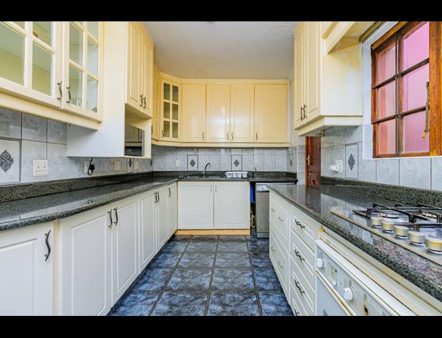 8 BEDROOM HOUSE FOR SALE IN COWIES HILL